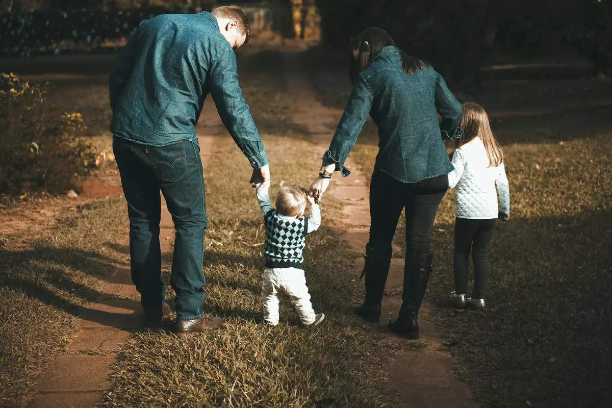 Familia paseando de noche