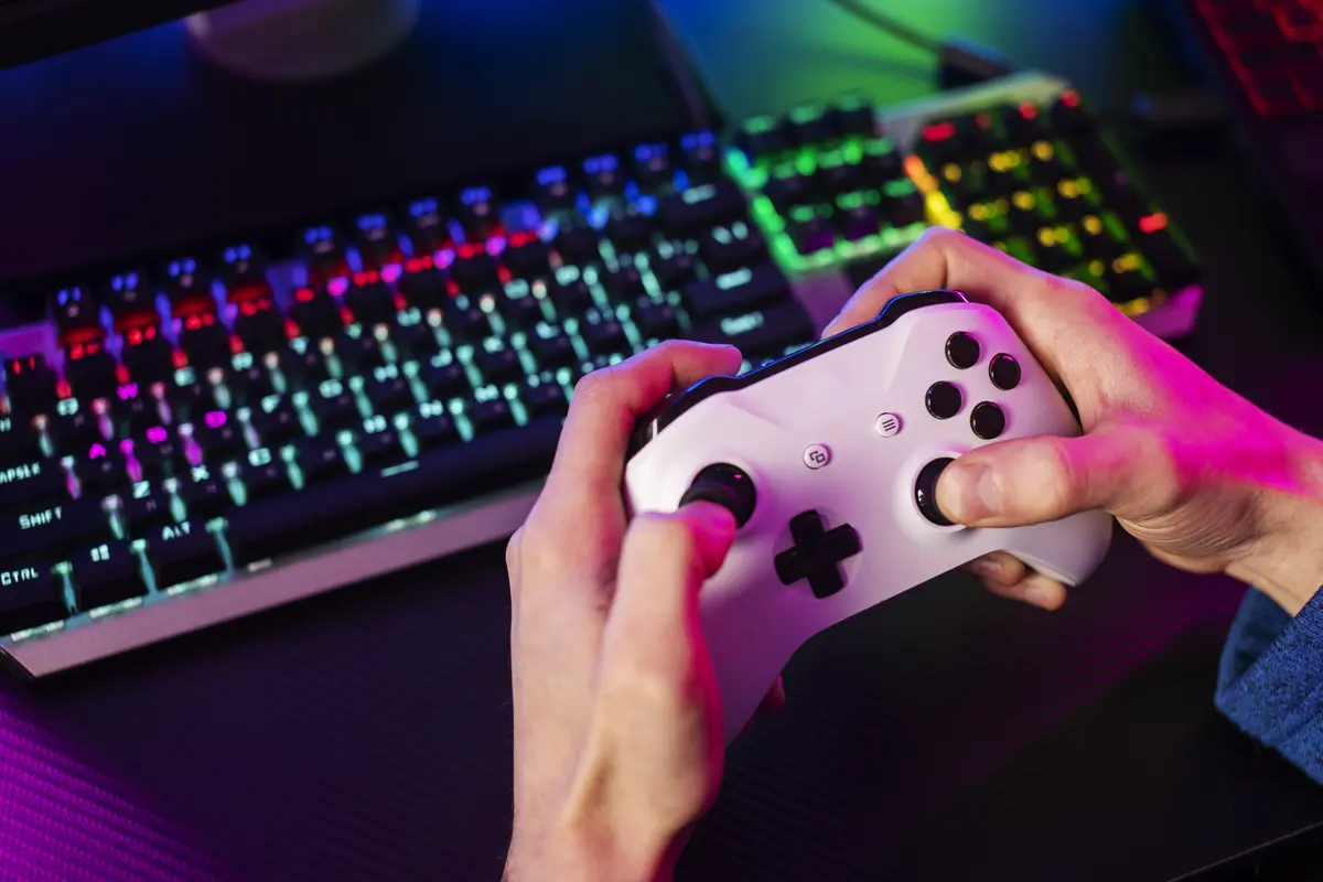 Mando de Xbox sobre teclado